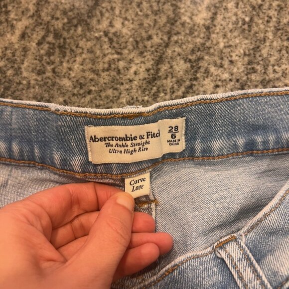 Abercrombie | Curve Love | Ankle Straight High Rise Jeans | Size 28 | Like New - Picture 2 of 3
